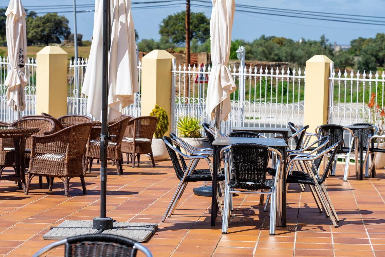 Hotel Los Barruecos By Croma Malpartida de Cáceres Exterior photo